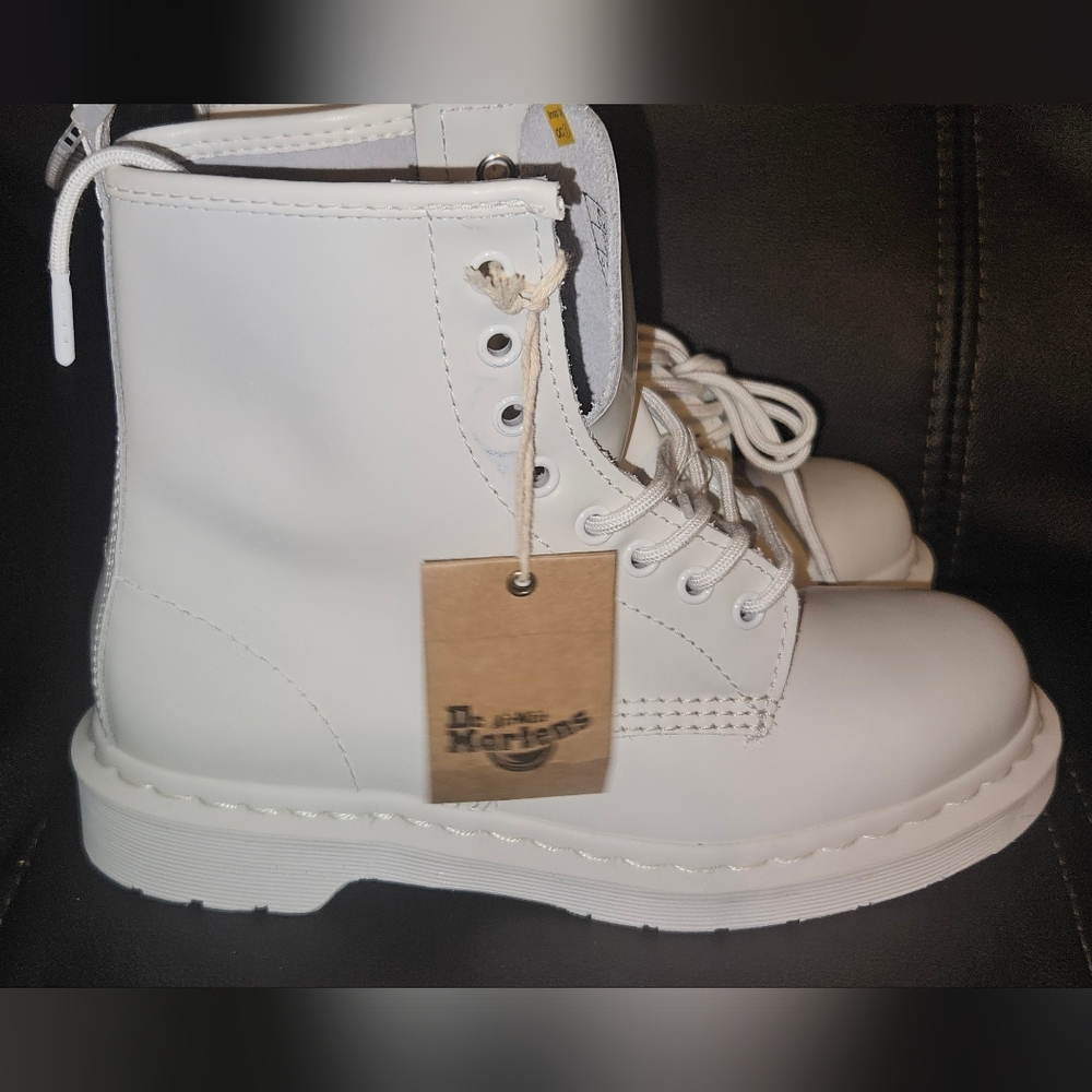 NWT DR. MARTENS 1460 Mono White Leather Combat Boots Women's size 8 Lace Up